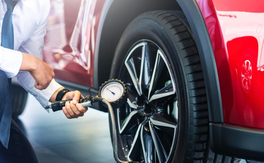 Sprawdzanie ciśnienia kompresorem